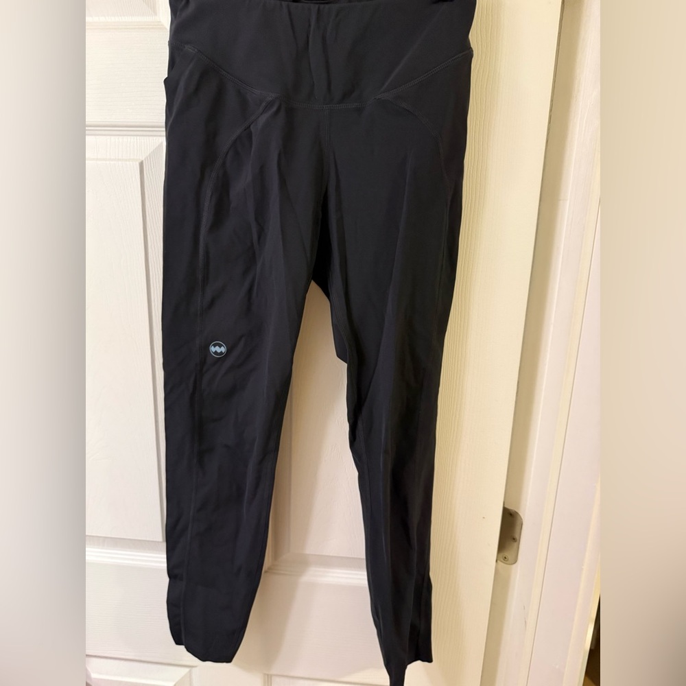 Janji Black Womens Leggings with Small Reflective Logo